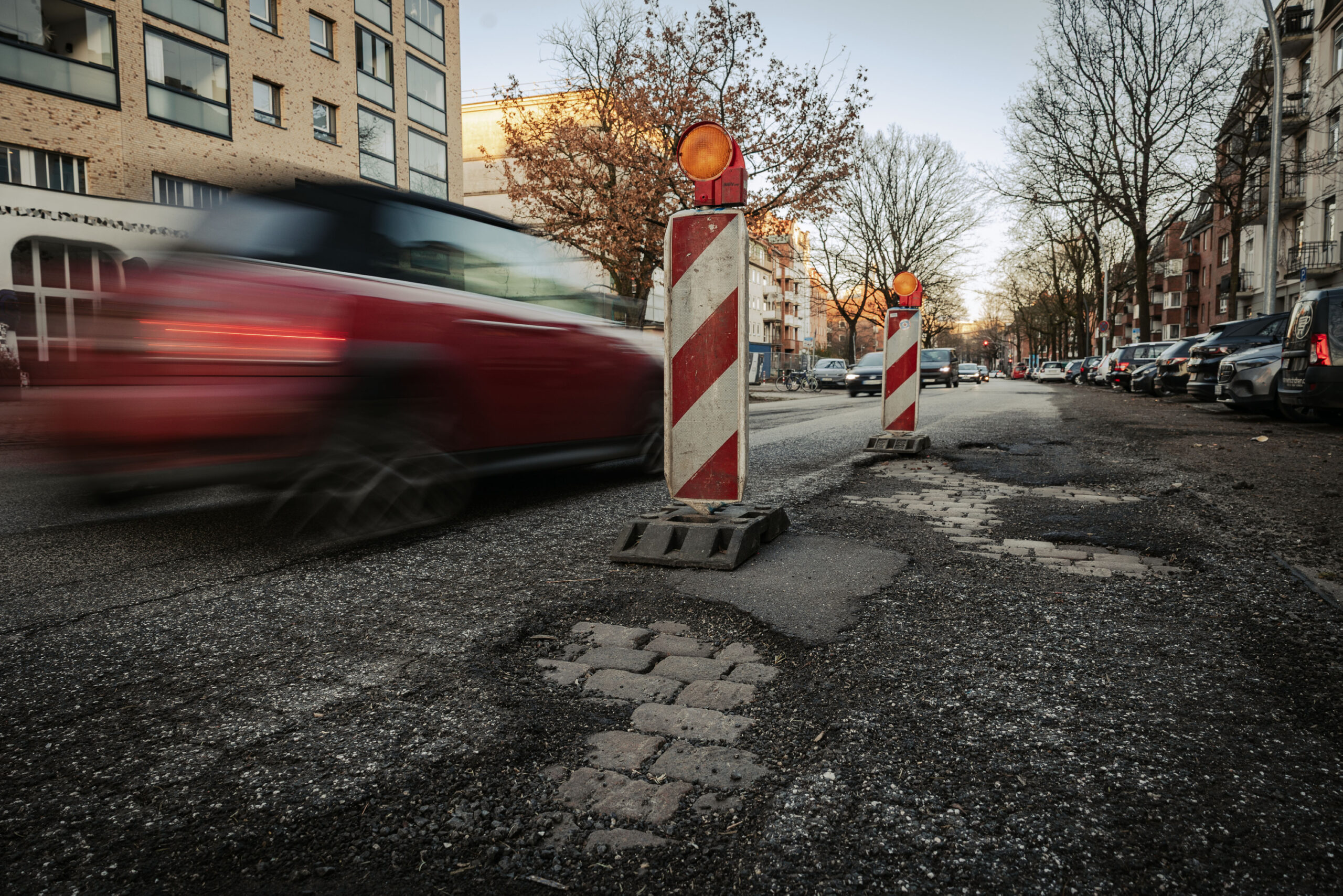 Die Behringstraße in Ottensen musste aufgrund der großen Schlaglöcher teilweise abgesperrt werden.
