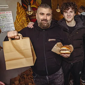 Hilfe für Bedürftige: Mehmet Dagci und seine Helfer verteilten am Montag 500 Burger-Tüten. Die Aktion der „Ottensener Foodkitchen“ fand schon zum sechsten Mal statt.