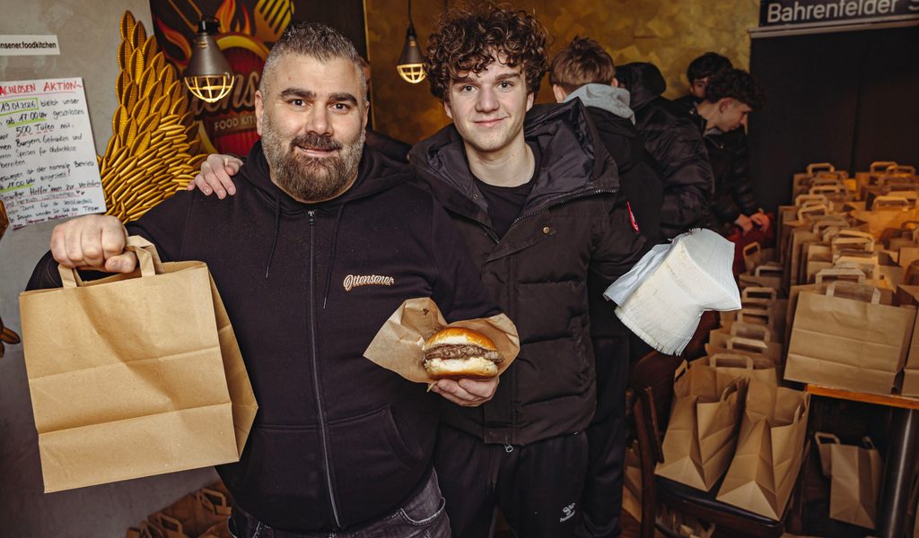 Mit-500-Burgern-gegen-die-K-lte-Gastronom-aus-Ottensen-hilft-Bed-rftigen