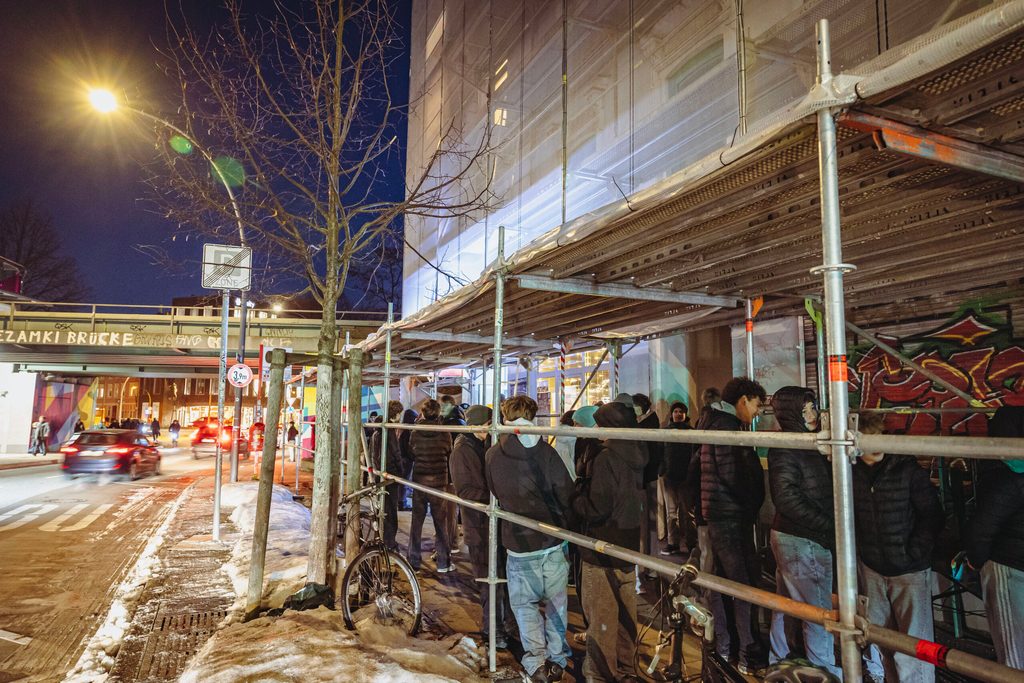 Eine Schlange vor der Ottensener Foodkitchen