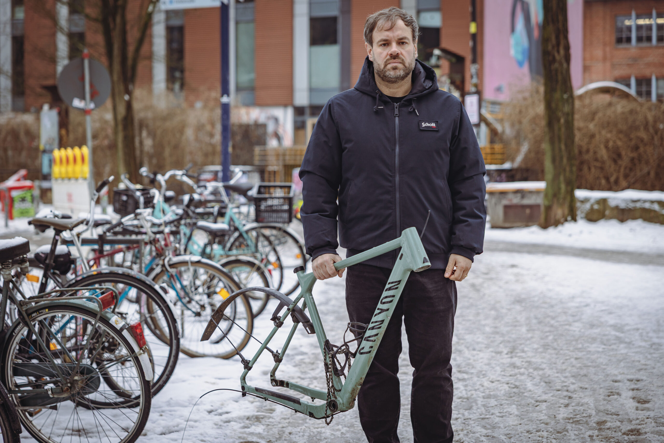 MOPO-Ressortleiter Julian König am Tatort mit dem Rest seines Gravelbikes.