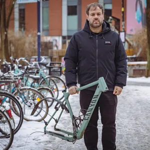 MOPO-Ressortleiter Julian König am Tatort mit dem Rest seines Gravelbikes.