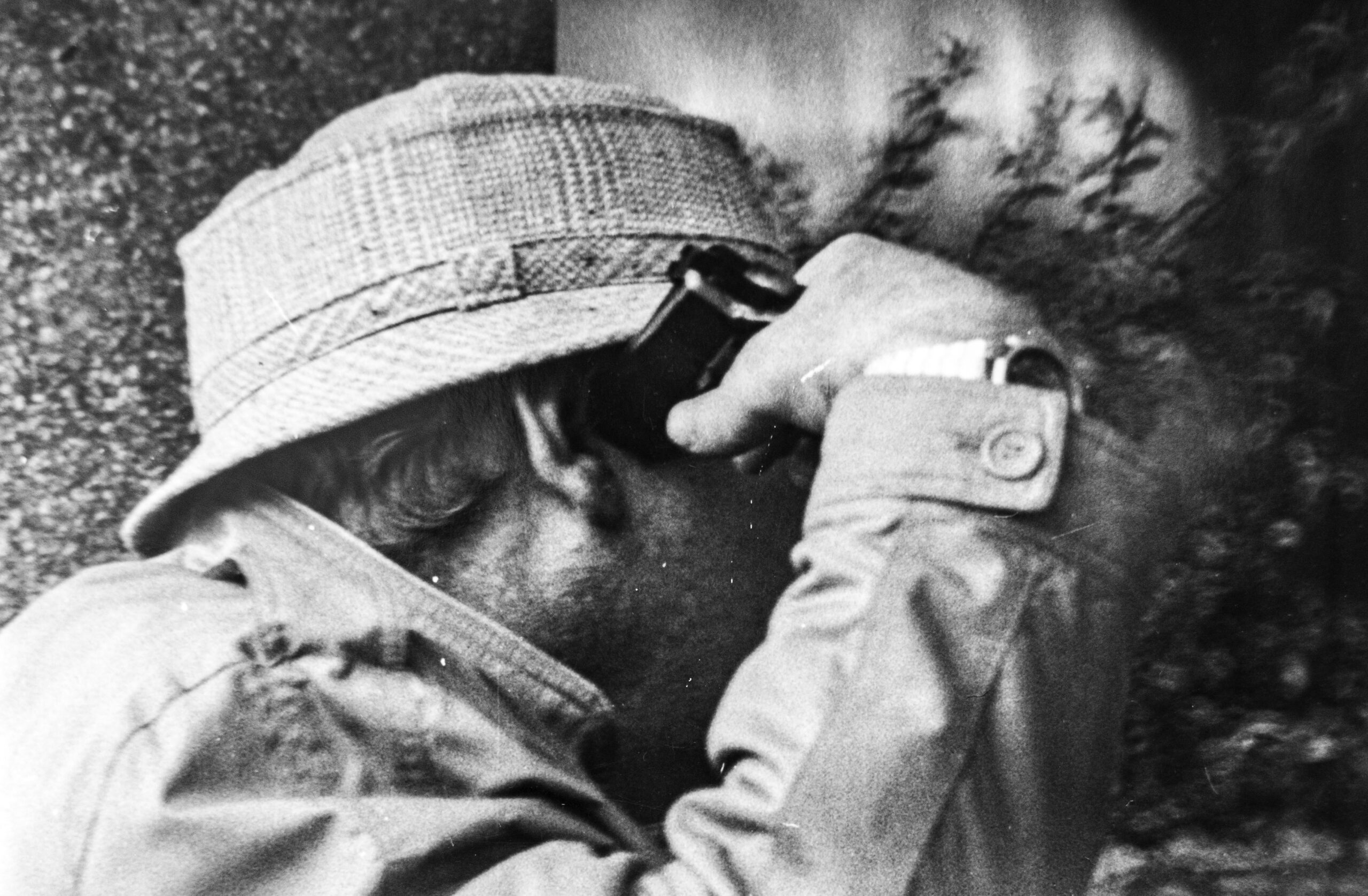 Der Täter hält sich eine Pistole an den Kopf und droht, sich zu erschießen.