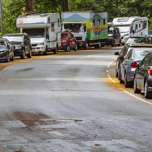 Der Südring am Hamburger Stadtpark ist vor allem durch parkende Autos – zumeist Wohnmobile – geprägt.