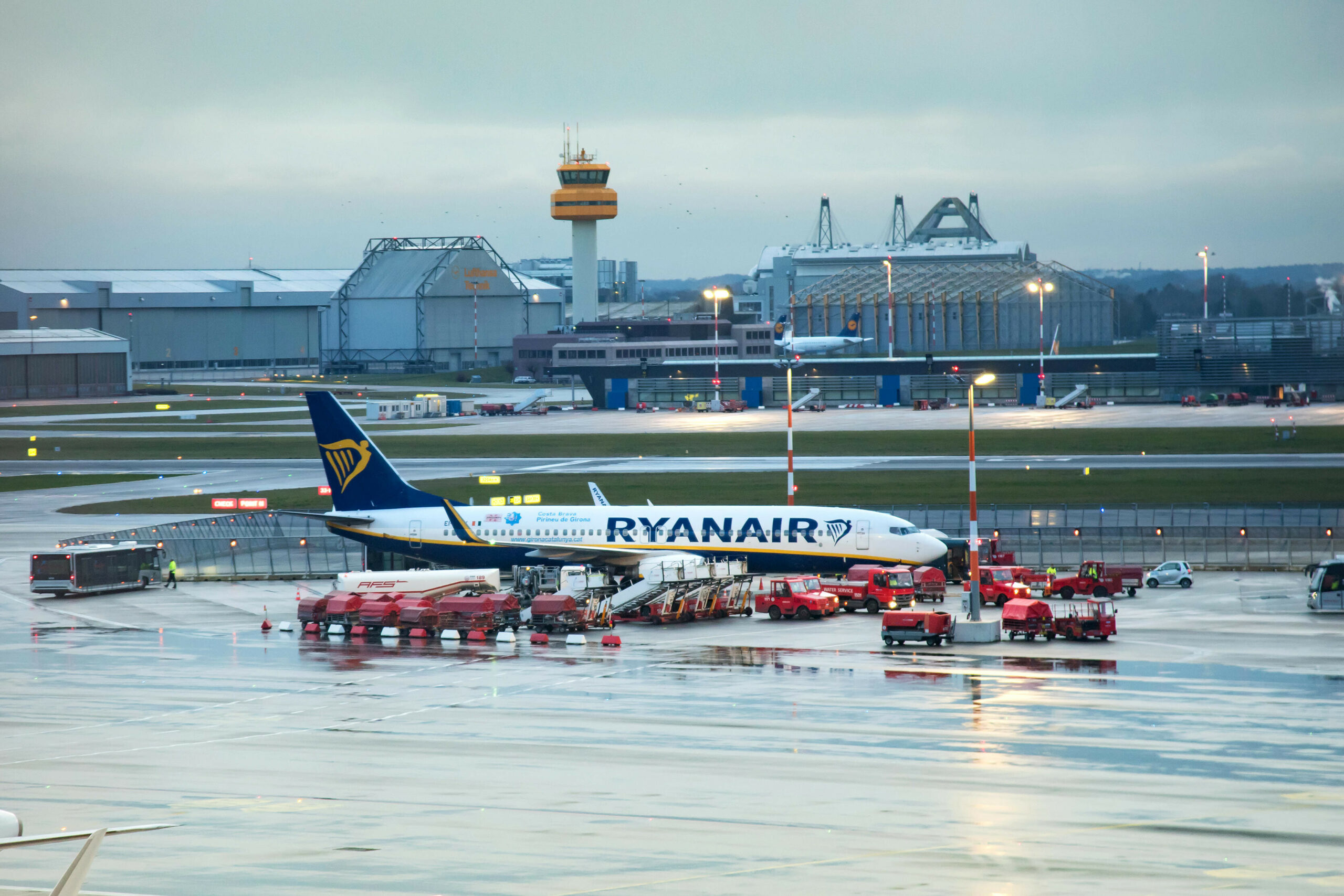 Ein Ryanair-Flieger am Hamburger Flughafen.