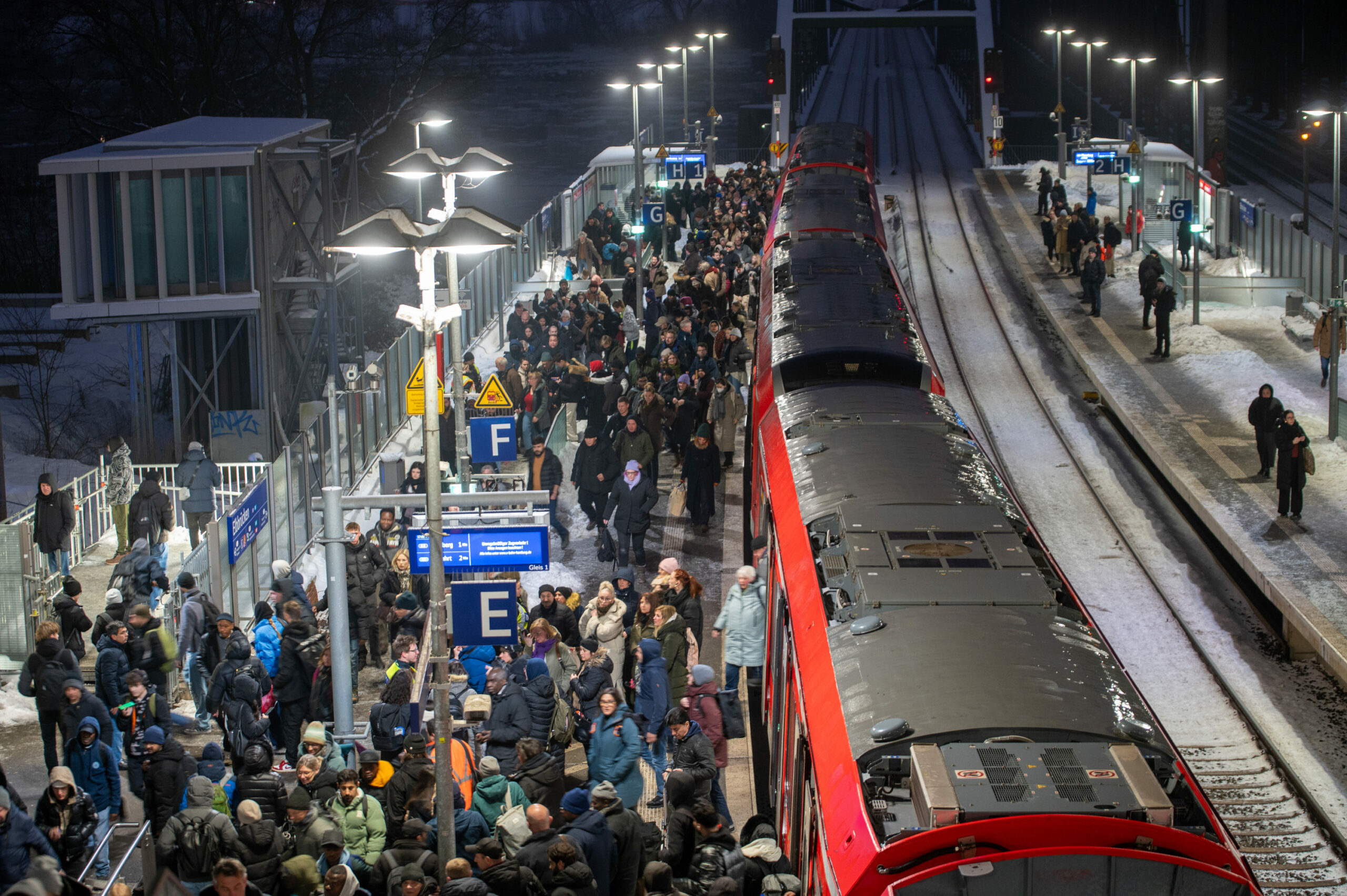 Die liegengebliebene S-Bahn konnte schließlich aus eigener Kraft zurück zur Station Elbbrücken fahren.