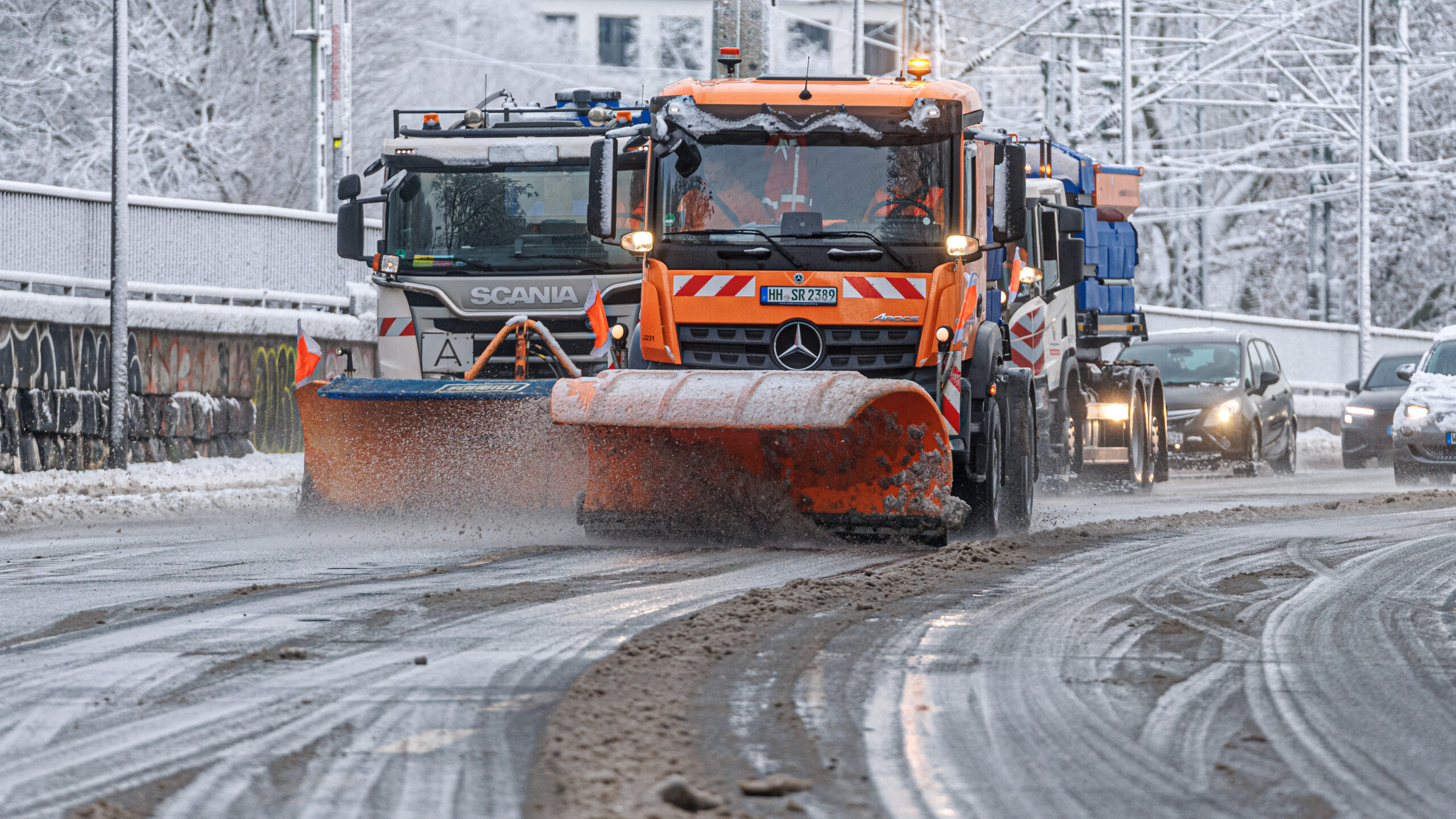 Der Winterdienst ist in Hamburg im Dauereinsatz.