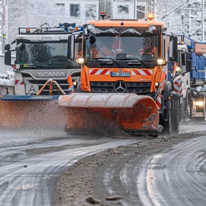 Der Winterdienst ist in Hamburg im Dauereinsatz.