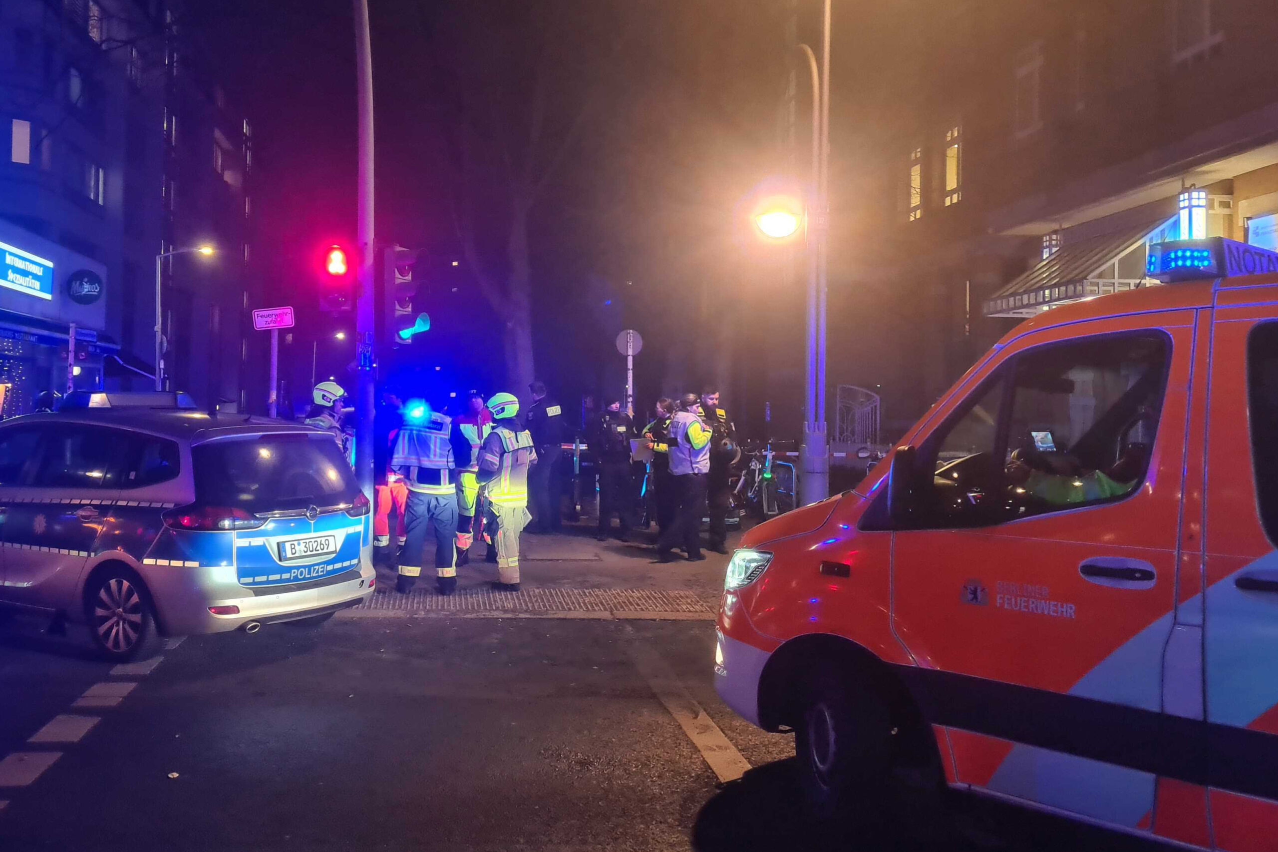 In einer Wohnung in Berlin sind Schüsse gefallen, fünf Menschen wurden verletzt.
