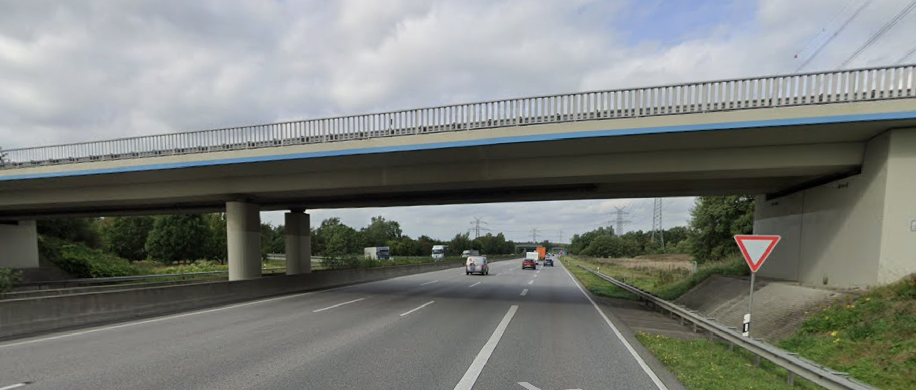 Von dieser Brücke über die A7 soll der Täter einen Gegenstand auf ein vorbeifahrendes Auto geworfen haben.