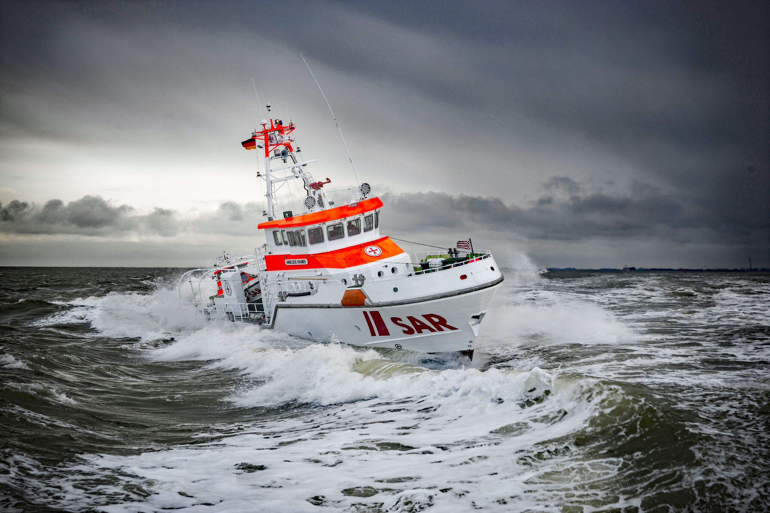 Der Seenotrettungskreuzer Anneliese Kramer/Station Cuxhaven hat im Verlauf der Suche einen Rettungskragen des Tankers gefunden. (Archivfoto)