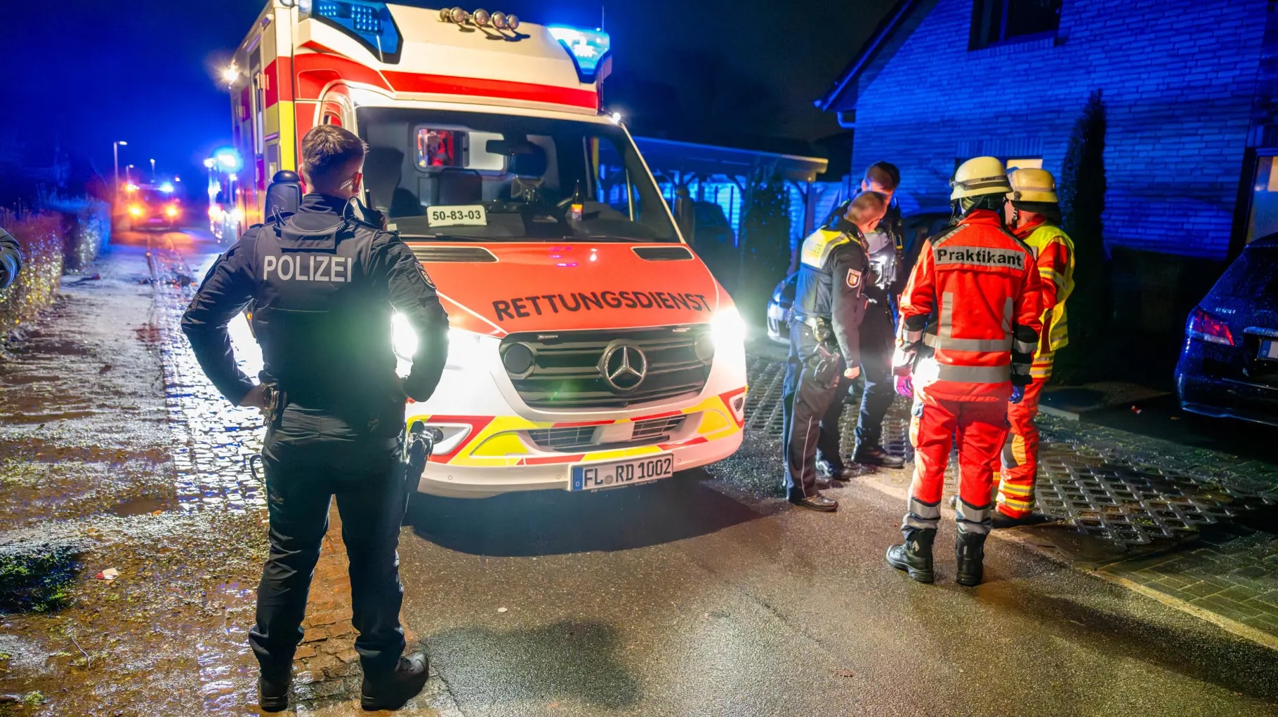 In der schmalen Siedlerstraße fuhr ein Autofahrer absichtlich in eine Gruppe feiernder Menschen.