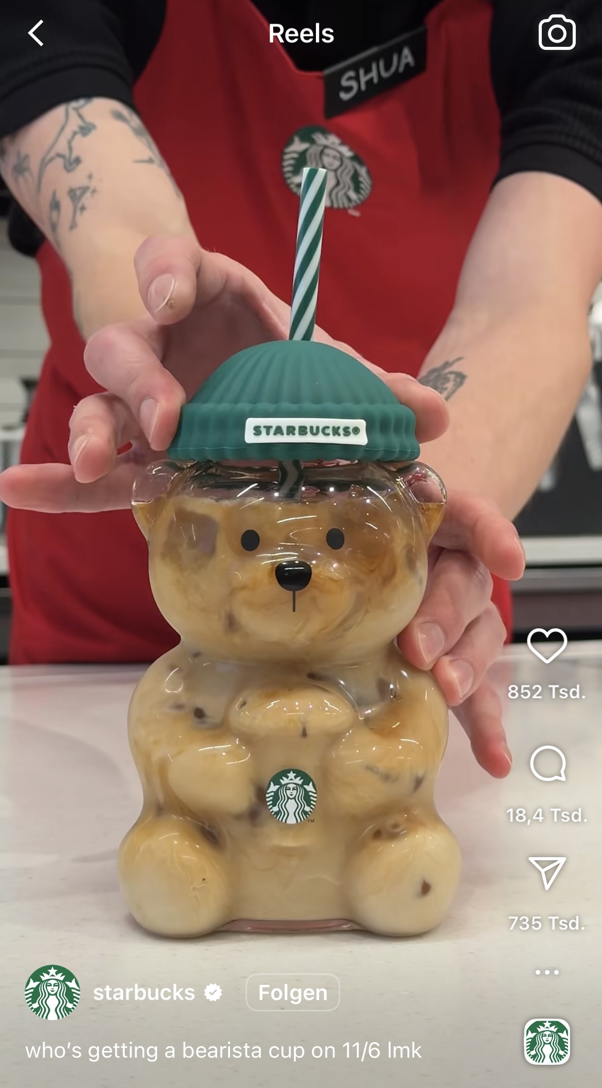 Gläserner Bär mit Mütze von „Starbucks“.