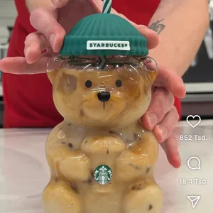 Gläserner Bär mit Mütze von „Starbucks“.