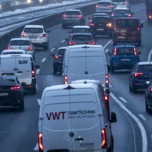 Stau auf einer Autobahn (Symbolbild).