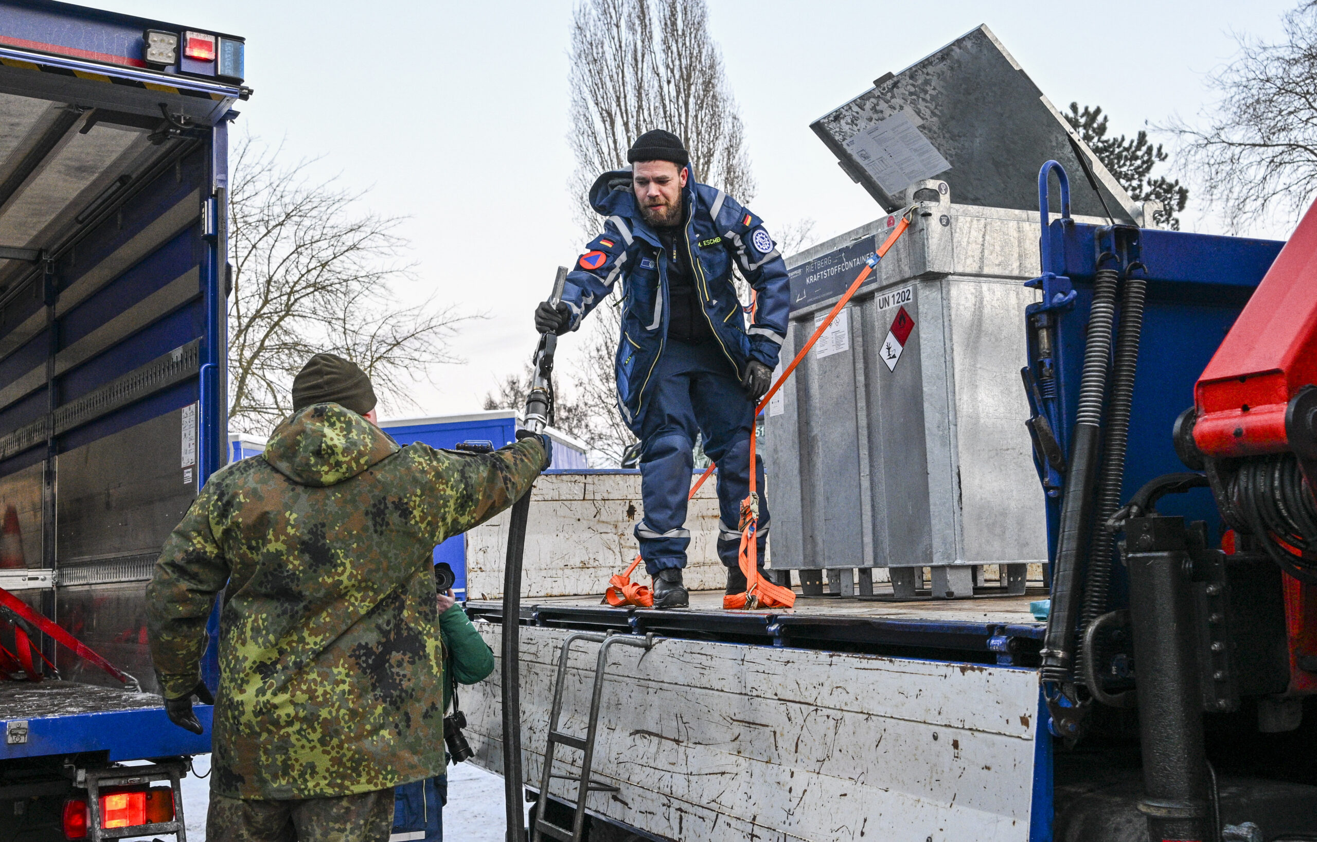 Die Bundeswehr unterstützt das Technische Hilfswerk bei der Betankung mit Diesel, der für Notstromaggregate benötigt wird.