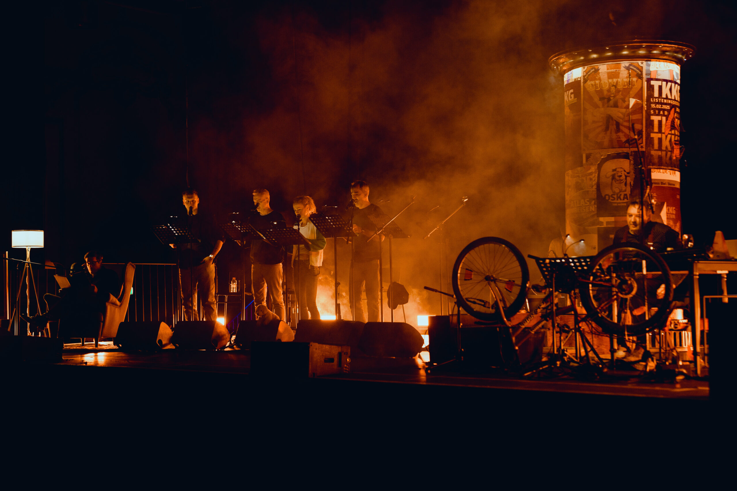 Vier Synchronsprecher stehen vor Mikrofonen auf der Bühne.