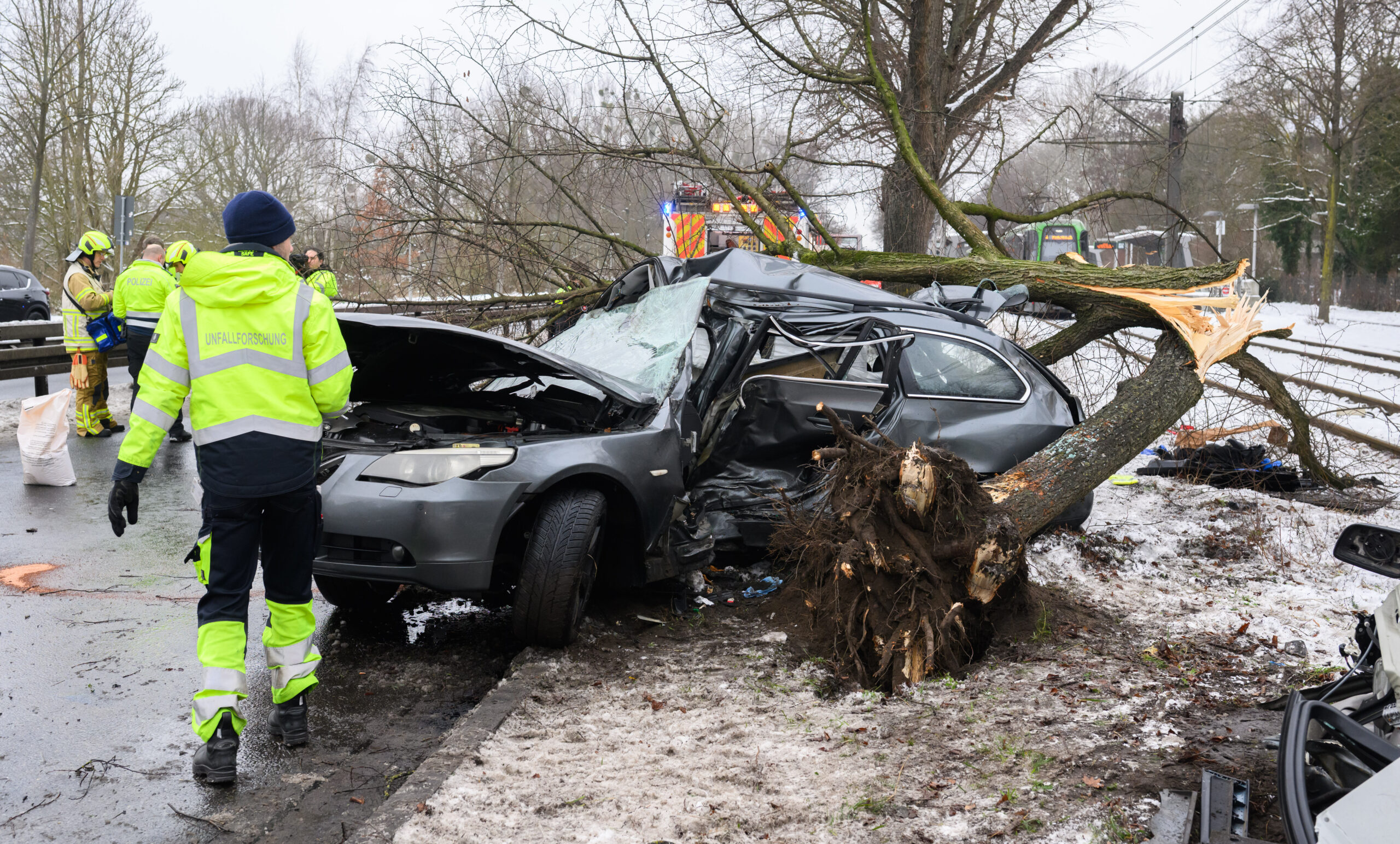 In dem völlig zerstörten BMW starb der Fahrer, zwei Mitfahrer wurden schwer verletzt.
