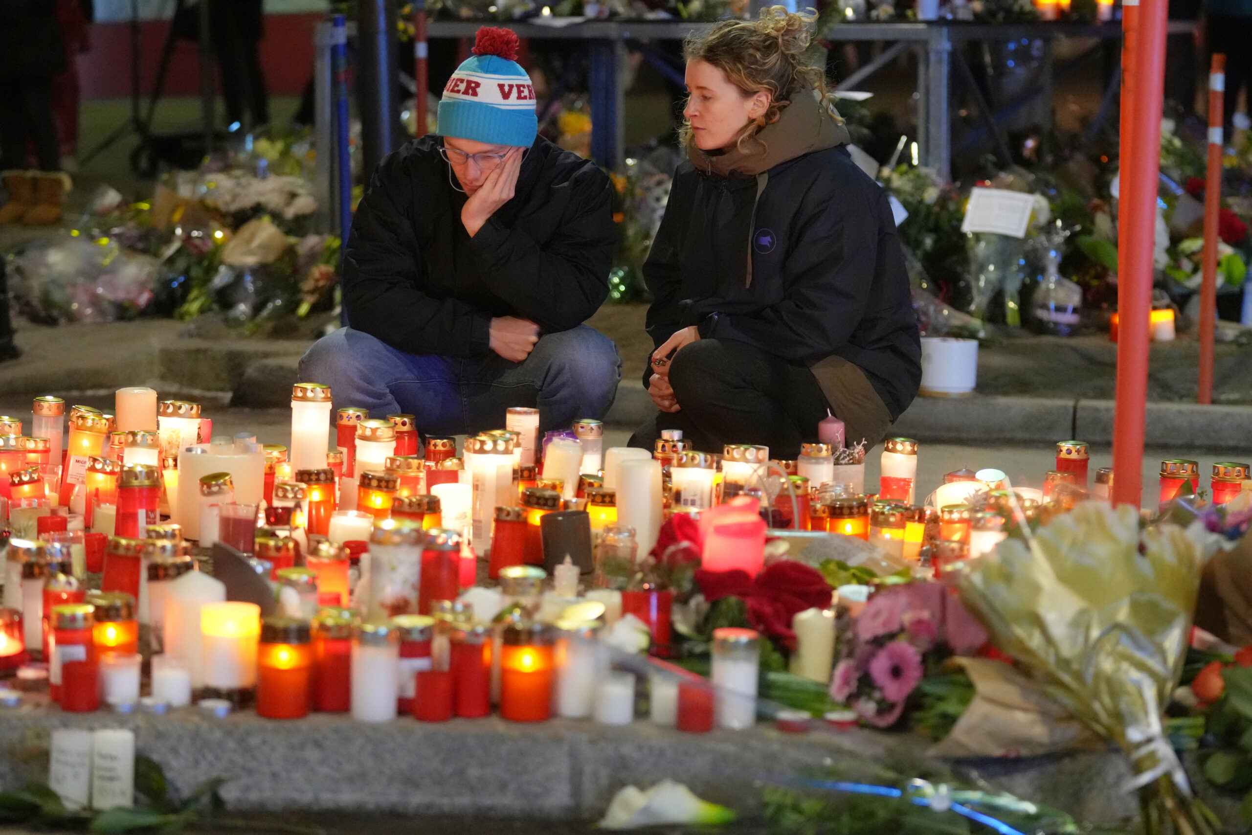 Menschen vor einem Lichtermeer