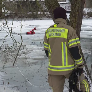 Wismar Eis See Feuerwehr