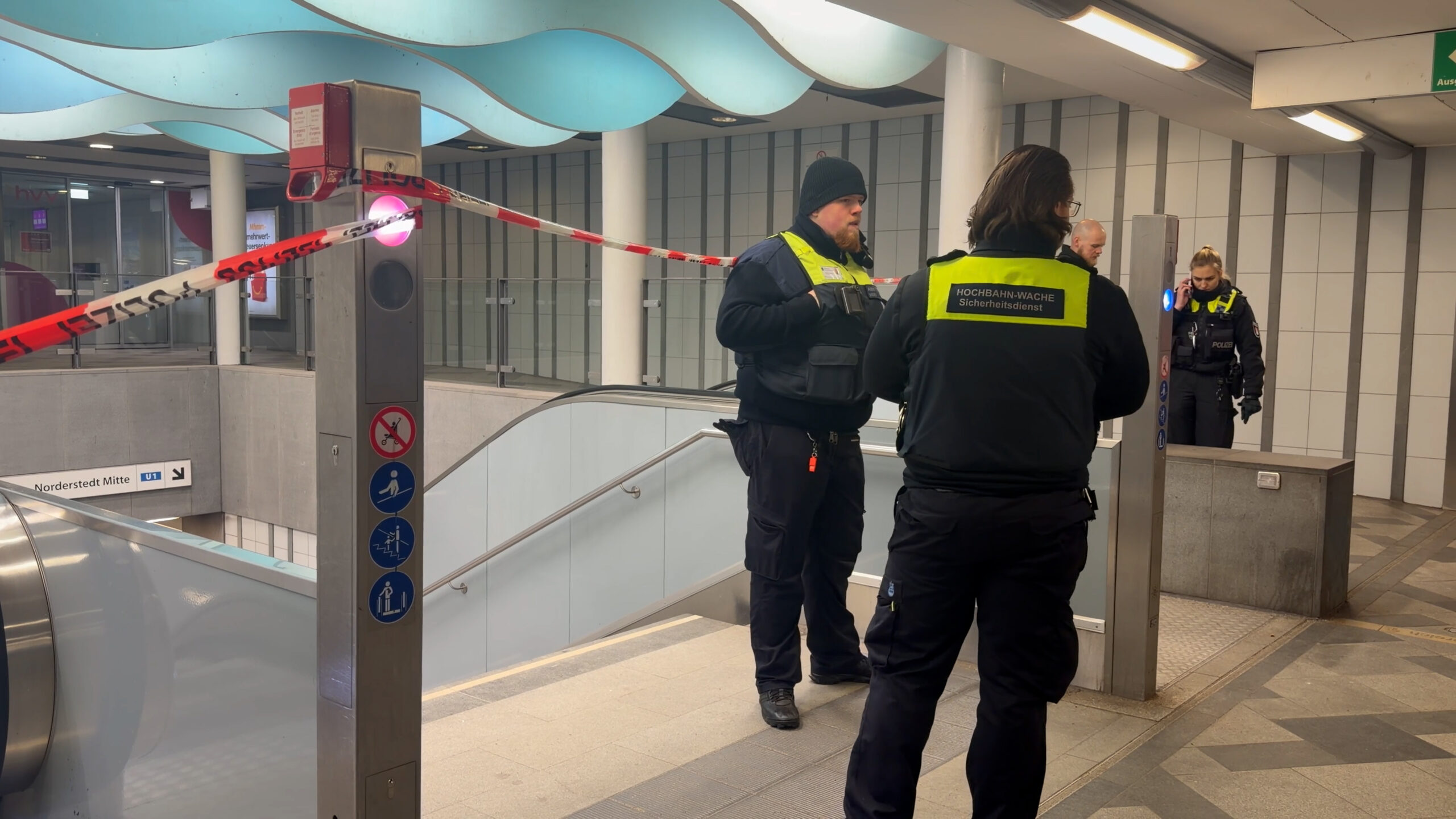 Polizeibeamte am Bahnhof Wandsbek Markt