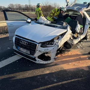audi-Fahrerin kommt auf Autobahn bei winsen von Fahrbahn ab und wird schwer verletzt