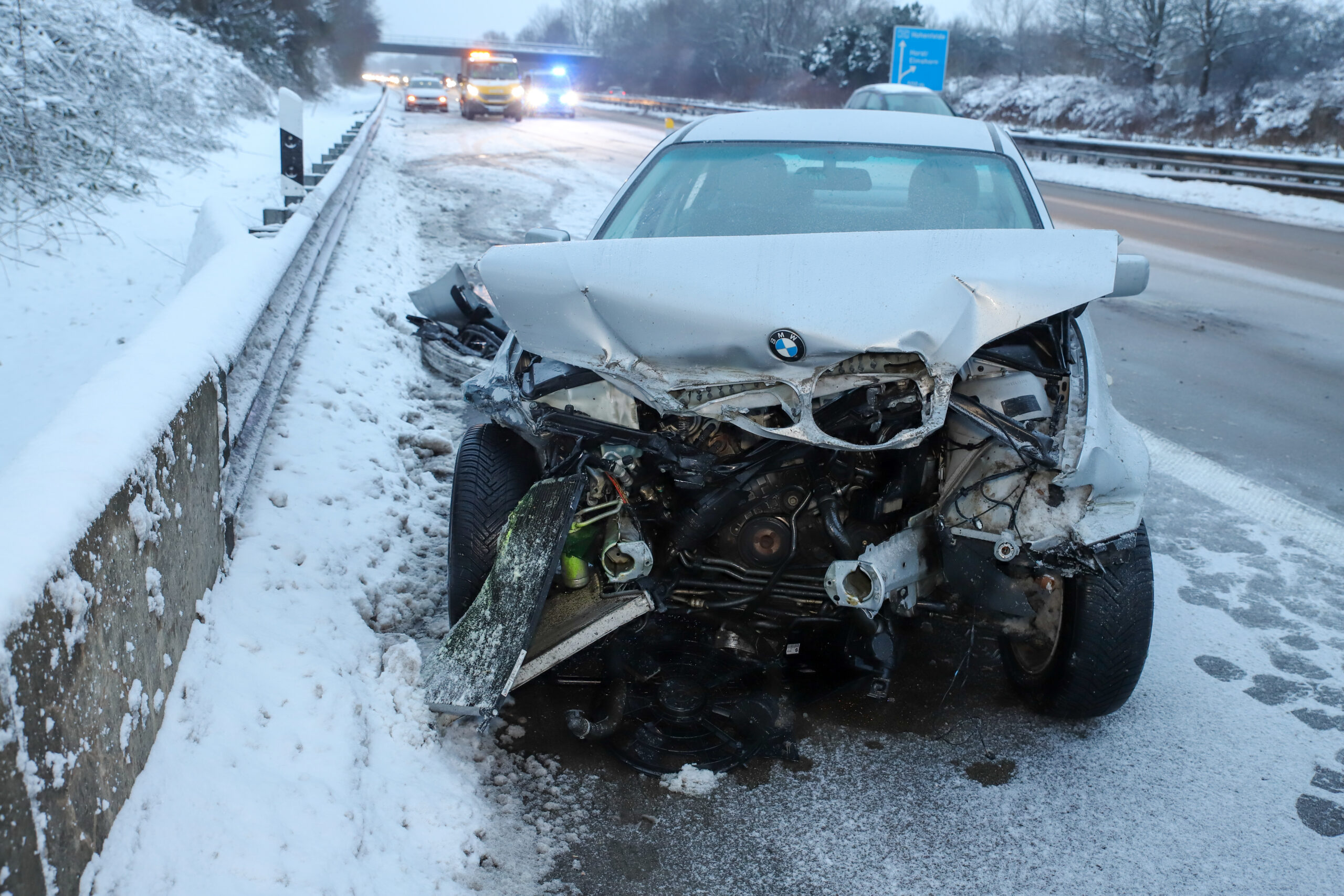 Unfall im Schneerteiben auf A23 bei Elmshorn – Polizei fährt die Kinder, die im Auto waren zur Schule