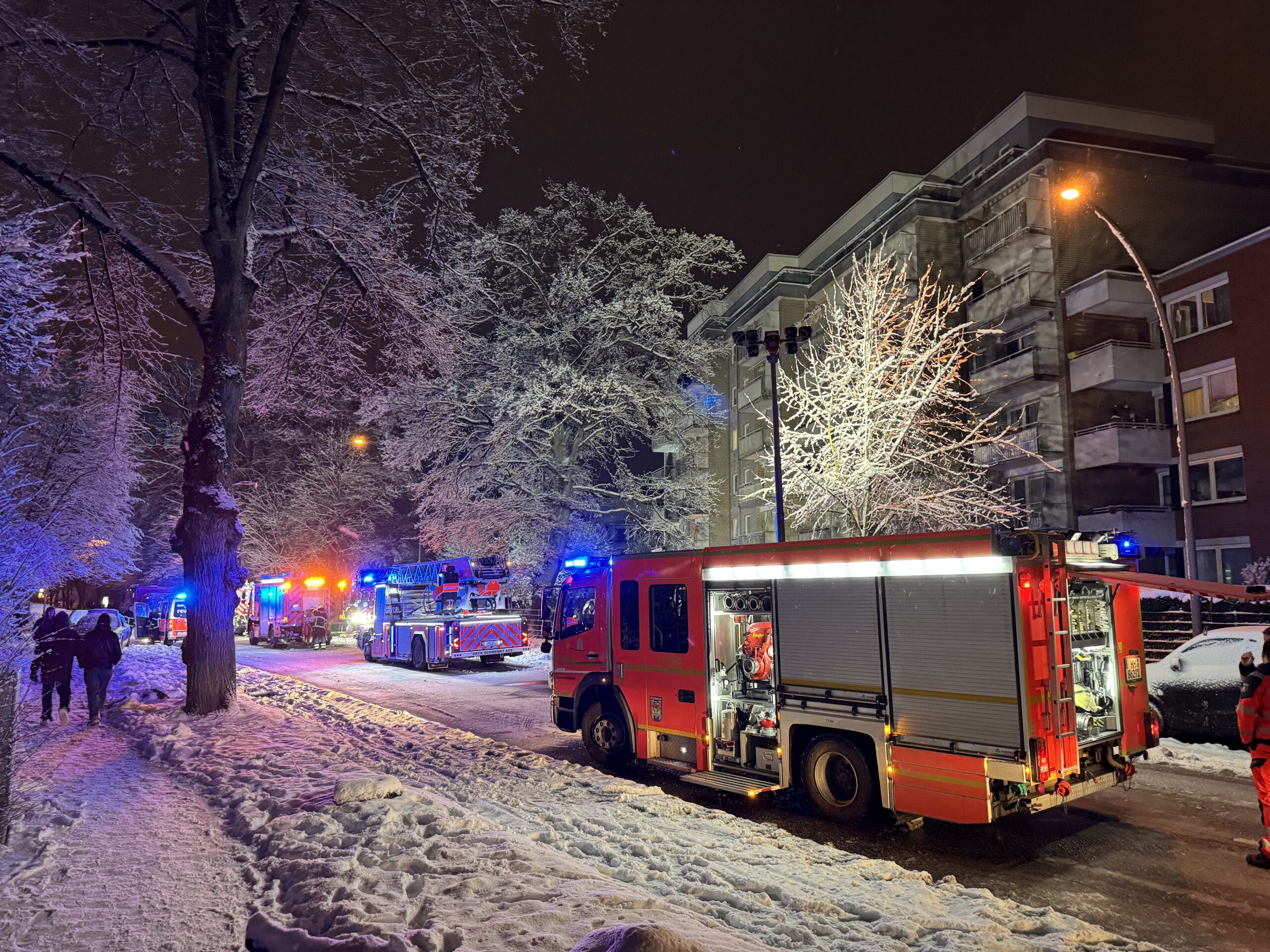 Fahrzeuge der Feuerwehr am Einsatzort in Rahlstedt.
