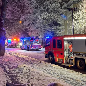 Fahrzeuge der Feuerwehr am Einsatzort in Rahlstedt.