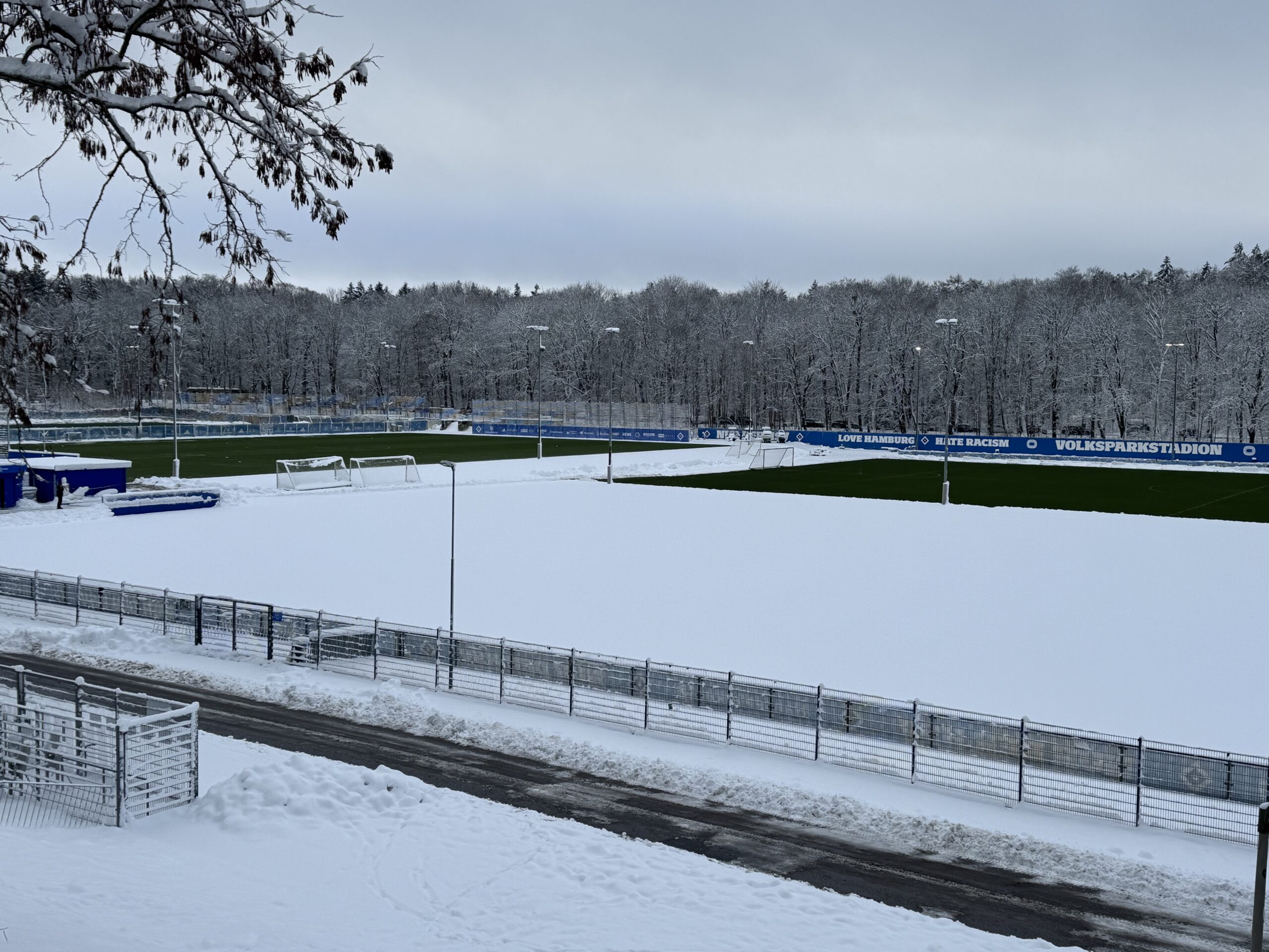 Der HSV hat im Volkspark zwei Trainingsplätze vom Schnee befreit.