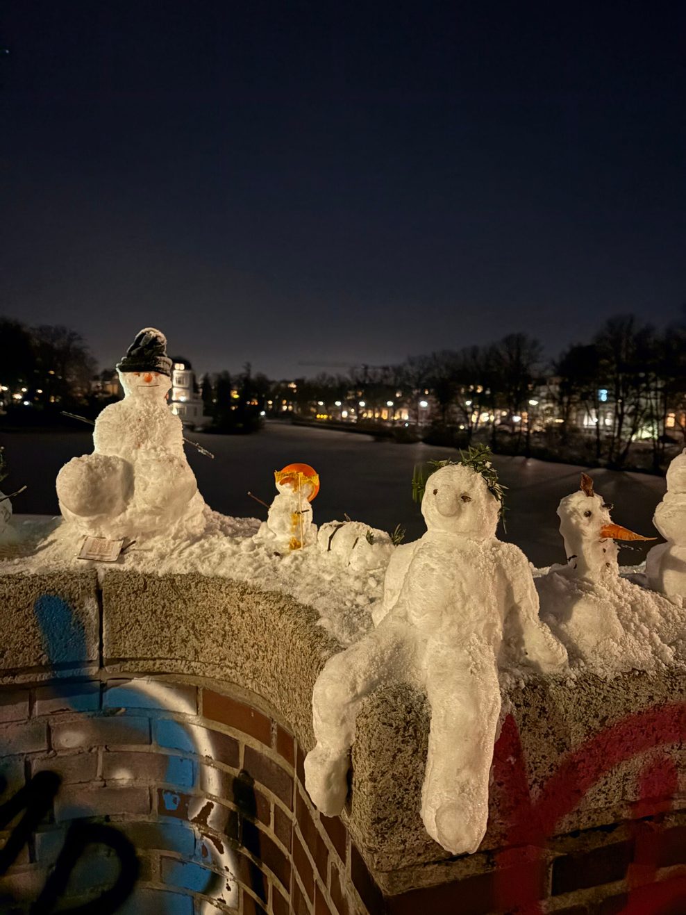 Parade der Schneemänner auf der Krugkoppelbrücke