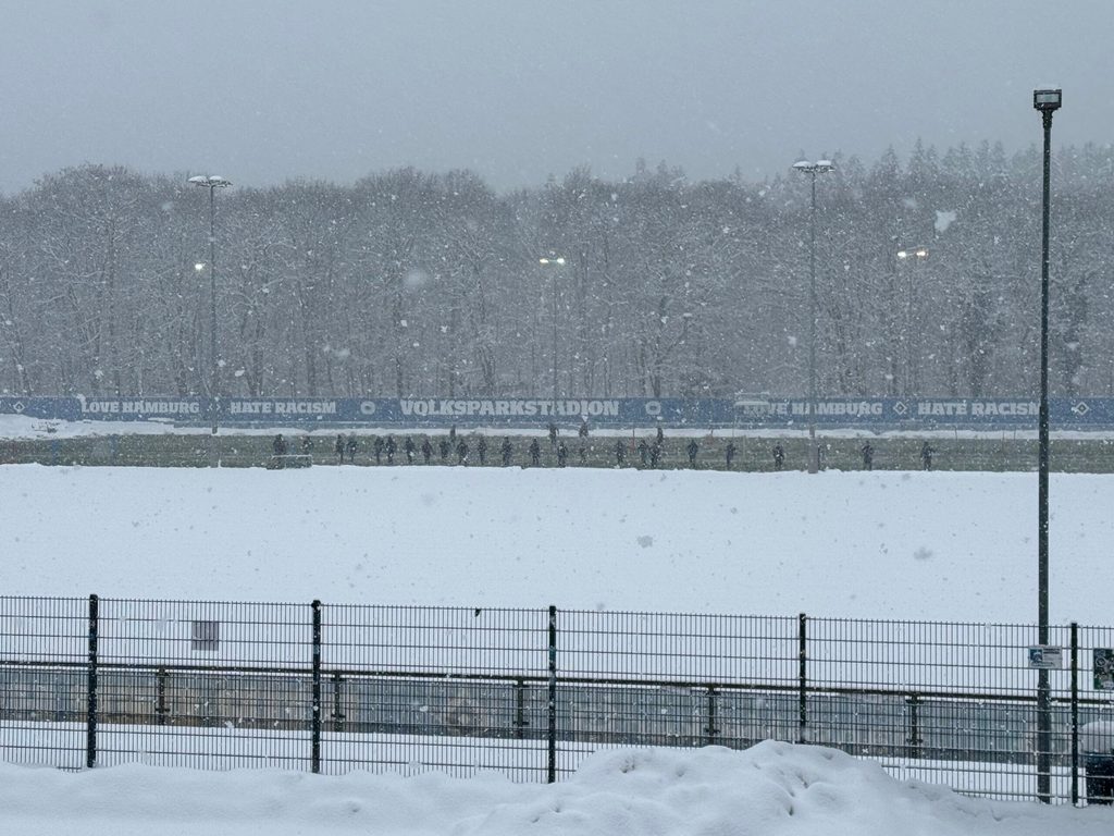 Der HSV trainiert im Schnee im Volkspark.