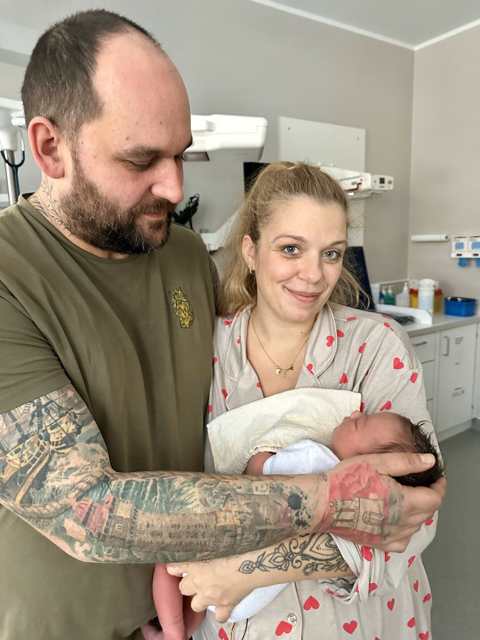 Mirko S. (39) und Linda T. (33) mit Baby Evelynn.