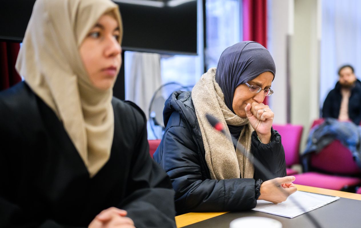 Die Mutter (r) des Opfers sitzt mit ihrer Anwältin Tugba Sezer beim Mordprozess nach der Tötung einer jungen Frau weinend im Gerichtssaal.