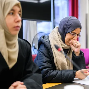 Die Mutter (r) des Opfers sitzt mit ihrer Anwältin Tugba Sezer beim Mordprozess nach der Tötung einer jungen Frau weinend im Gerichtssaal.