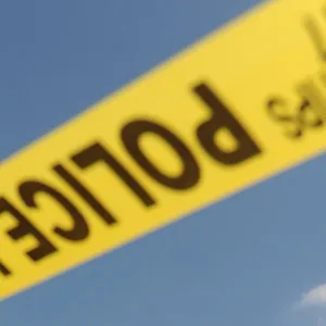 Ein Absperrband der Polizei mit dem Aufdruck „Police Line“.