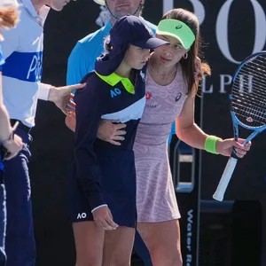 Zeynep Sönmez stützt ein Ballmädchen