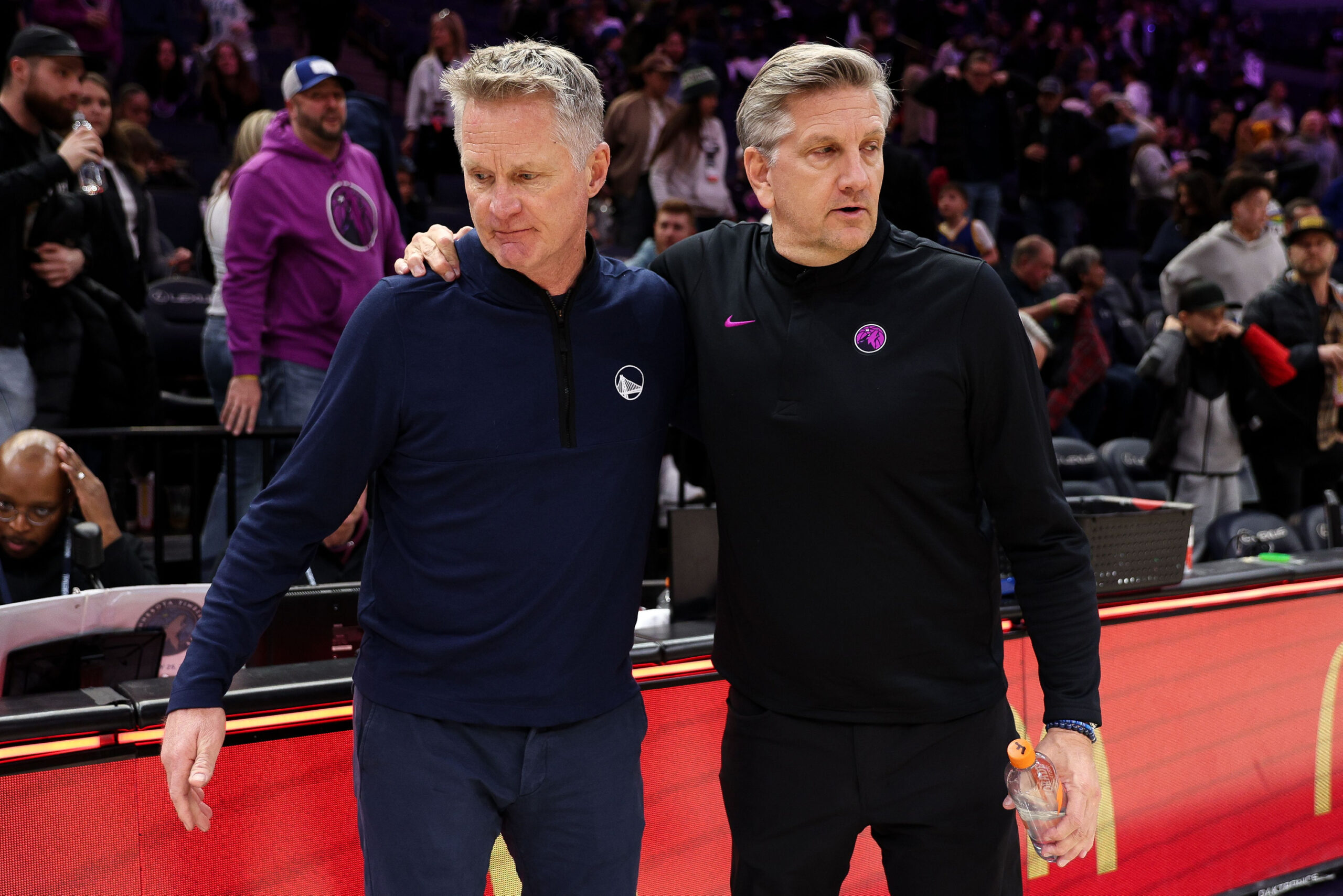 Steve Kerr, Trainer der Golden State Warriors, und Chris Finch, Trainer der Minnesota Timberwolves, Arm in Arm