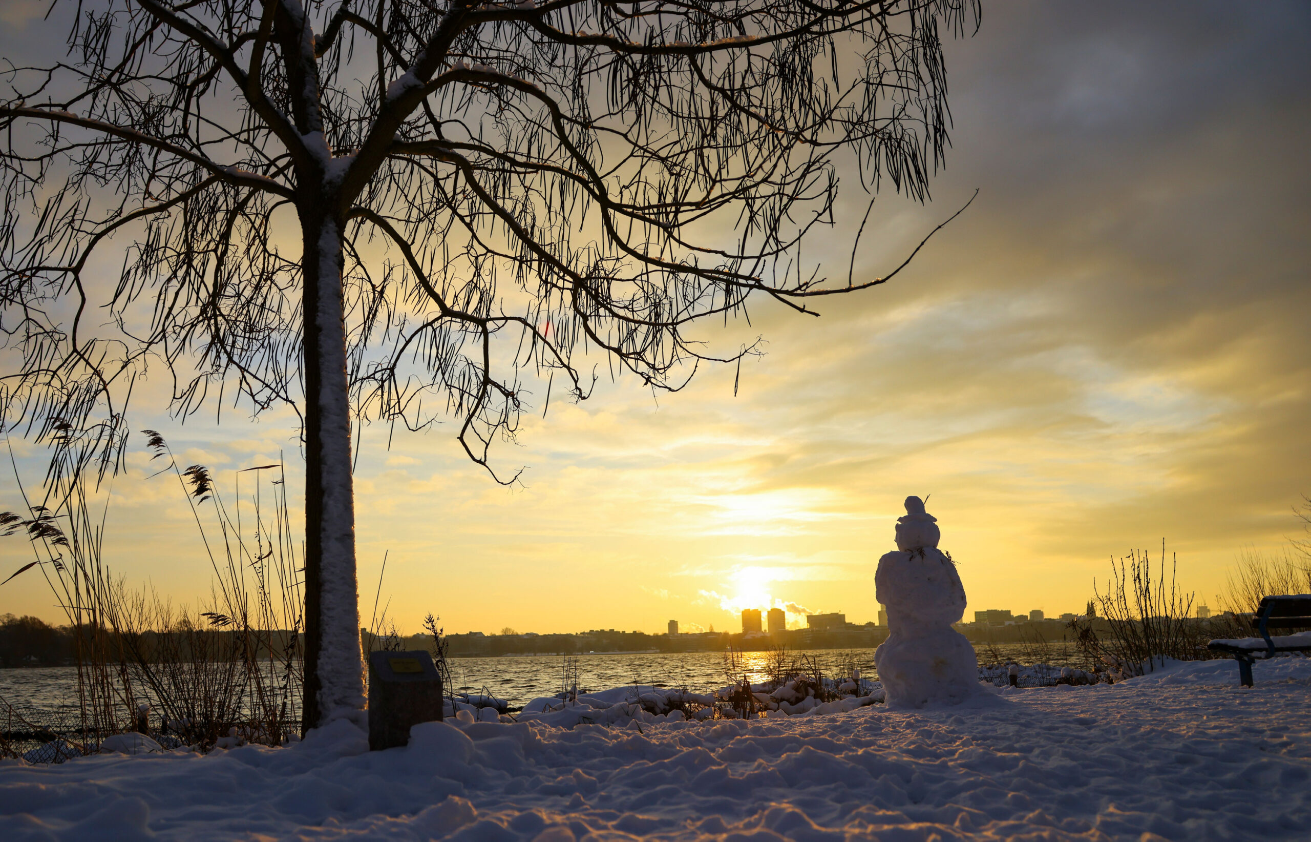 Ein Schneemann an der Alster