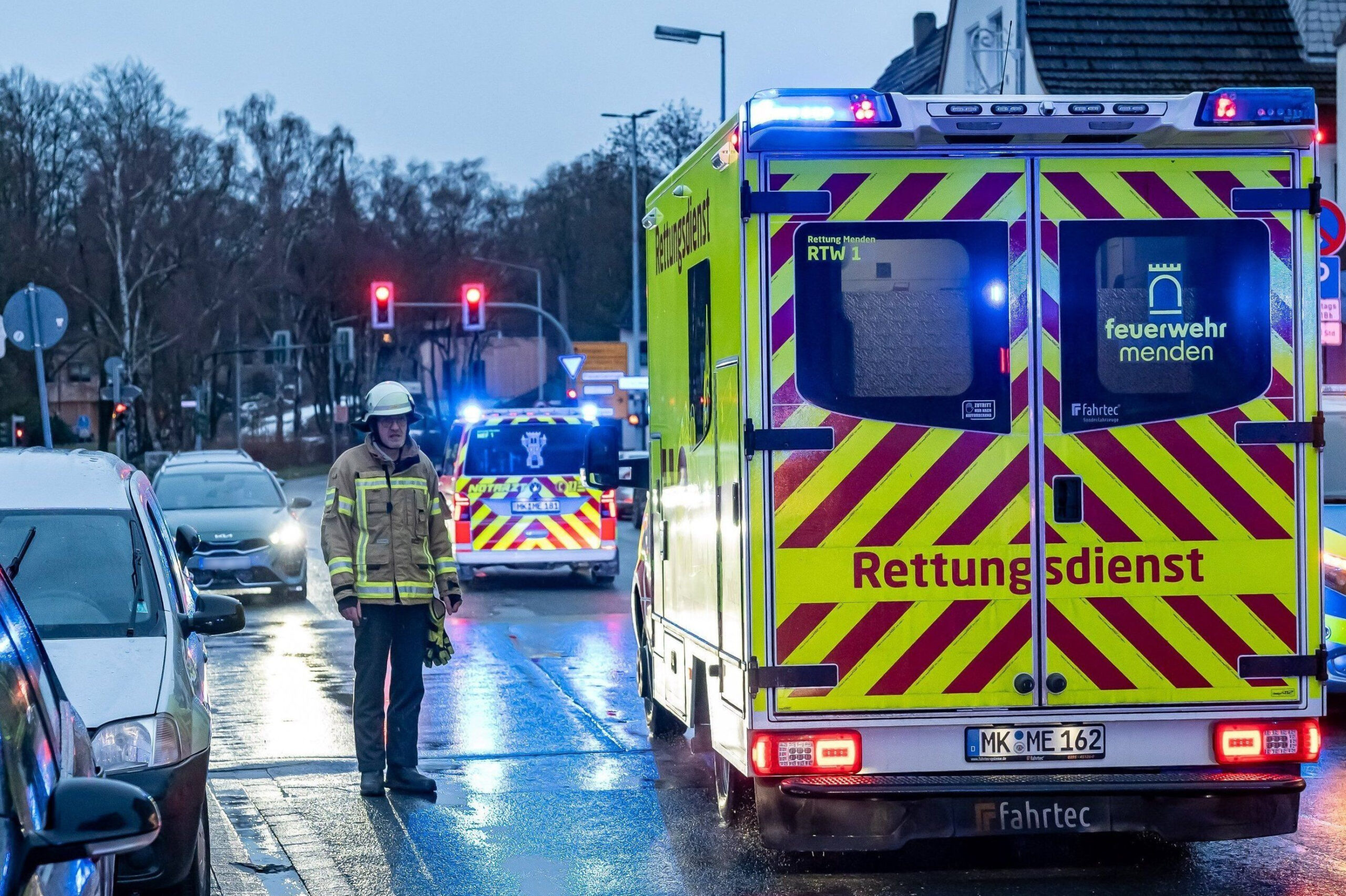 Rettungskräfte sind unweit eines Wohnhauses in Menden im Einsatz, nachdem dort Kinder in einem verwahrlosten Zustand aufgefunden wurden.