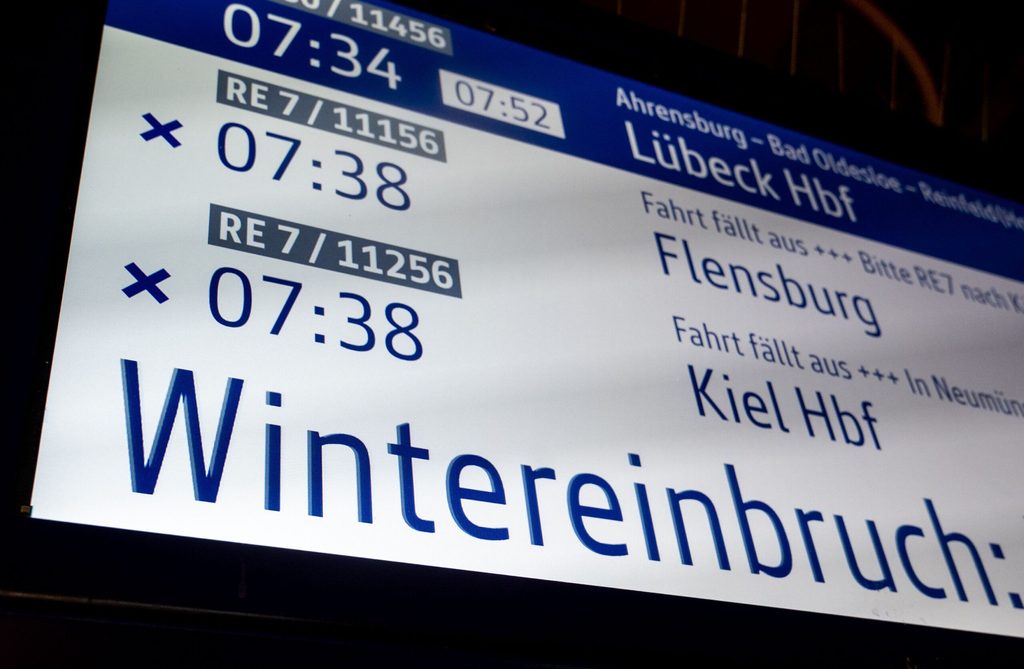 Anzeige mit der Schrift „Wintereinbruch”