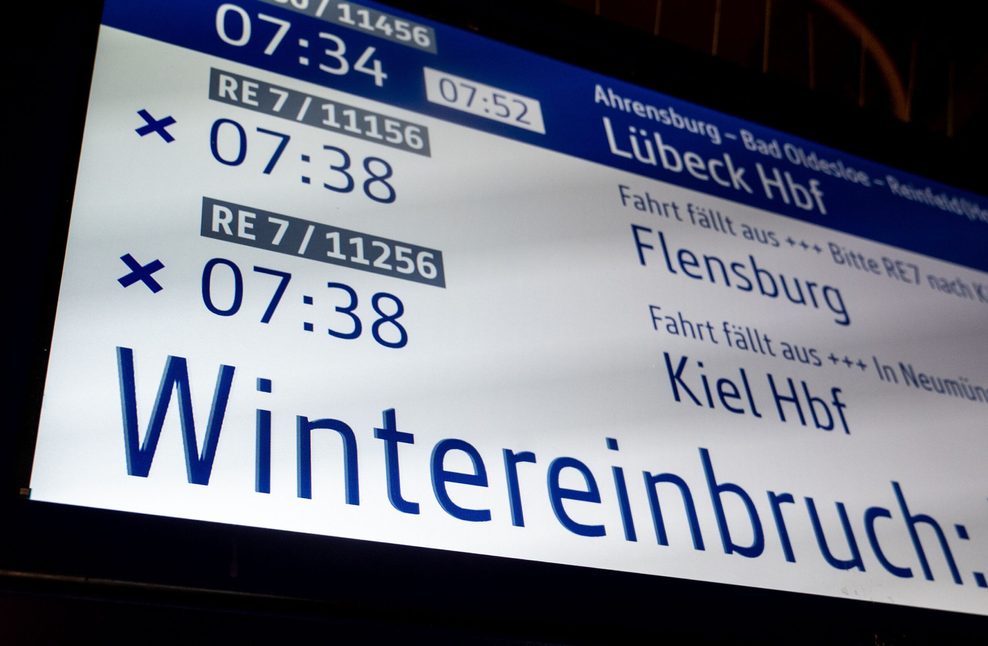 Anzeige mit der Schrift „Wintereinbruch”