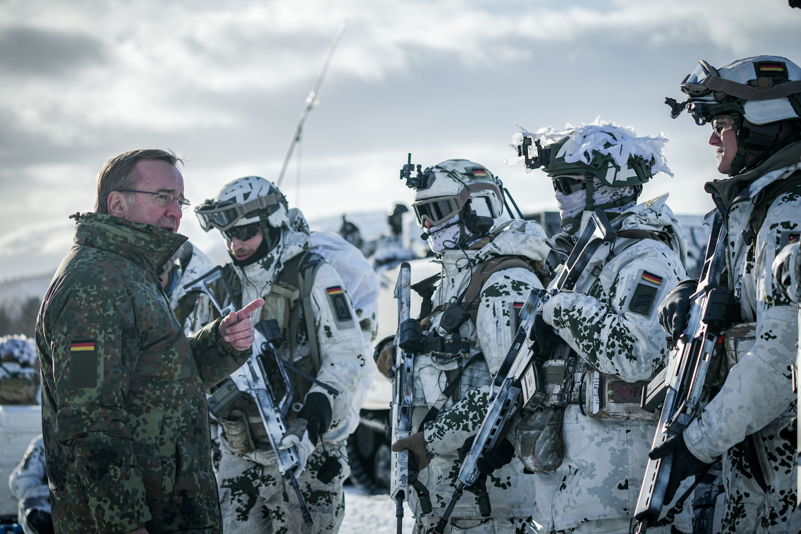 Soldaten der Bundeswehr mit Bundesverteidigungsminister Boris Pistorius (l., Archivbild).