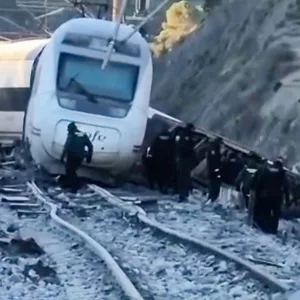 Zug-Katastrophe im Süden Spaniens: Rettungskräfte am Unfallort