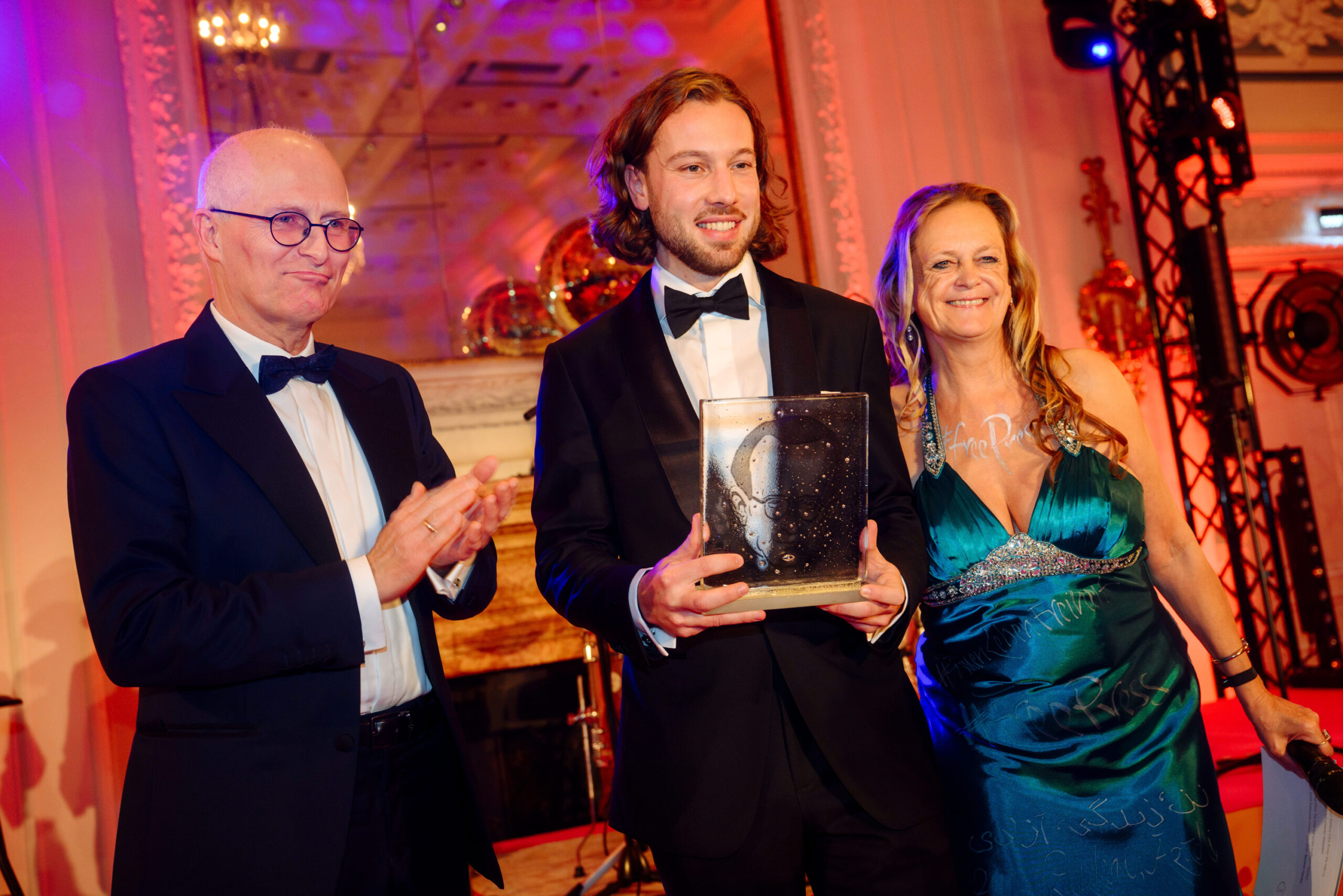 Preisverleihung: Bürgermeister Peter Tschentscher übergab ihn an Journalist Severin Pehlke. Rechts: Marina Friedt (DJV).