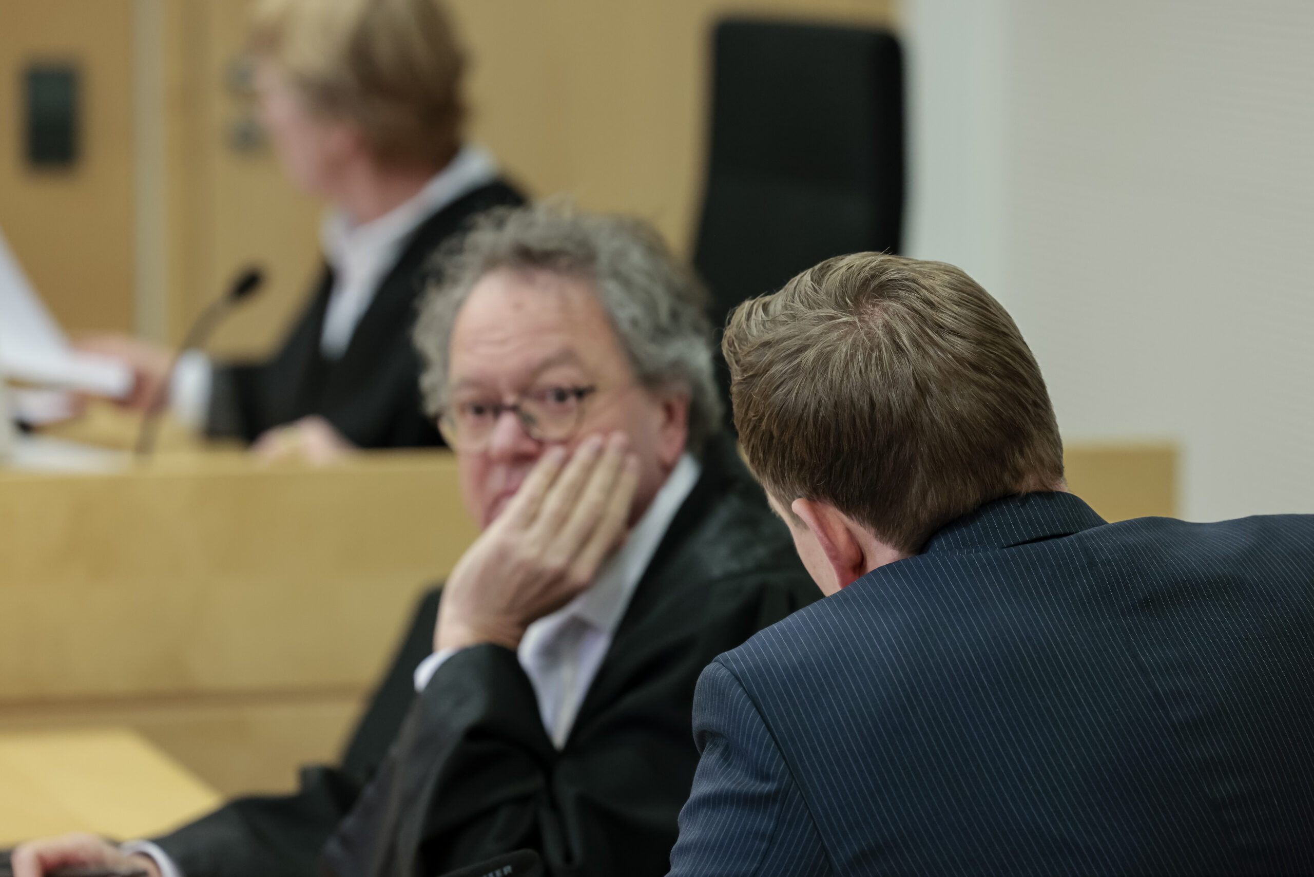 Der Angeklagte Richter Fabian S. (vorne), dem sexuelle Belästigung, sexueller Übergriff und Nachstellung vorgeworfen werden, sitzt neben seinem Verteidiger Thomas Klein.