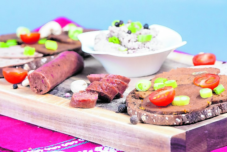 Ein Brett mit pflanzlicher Wurst und Aufstrich.