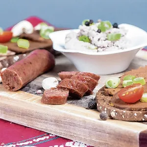 Ein Brett mit pflanzlicher Wurst und Aufstrich.