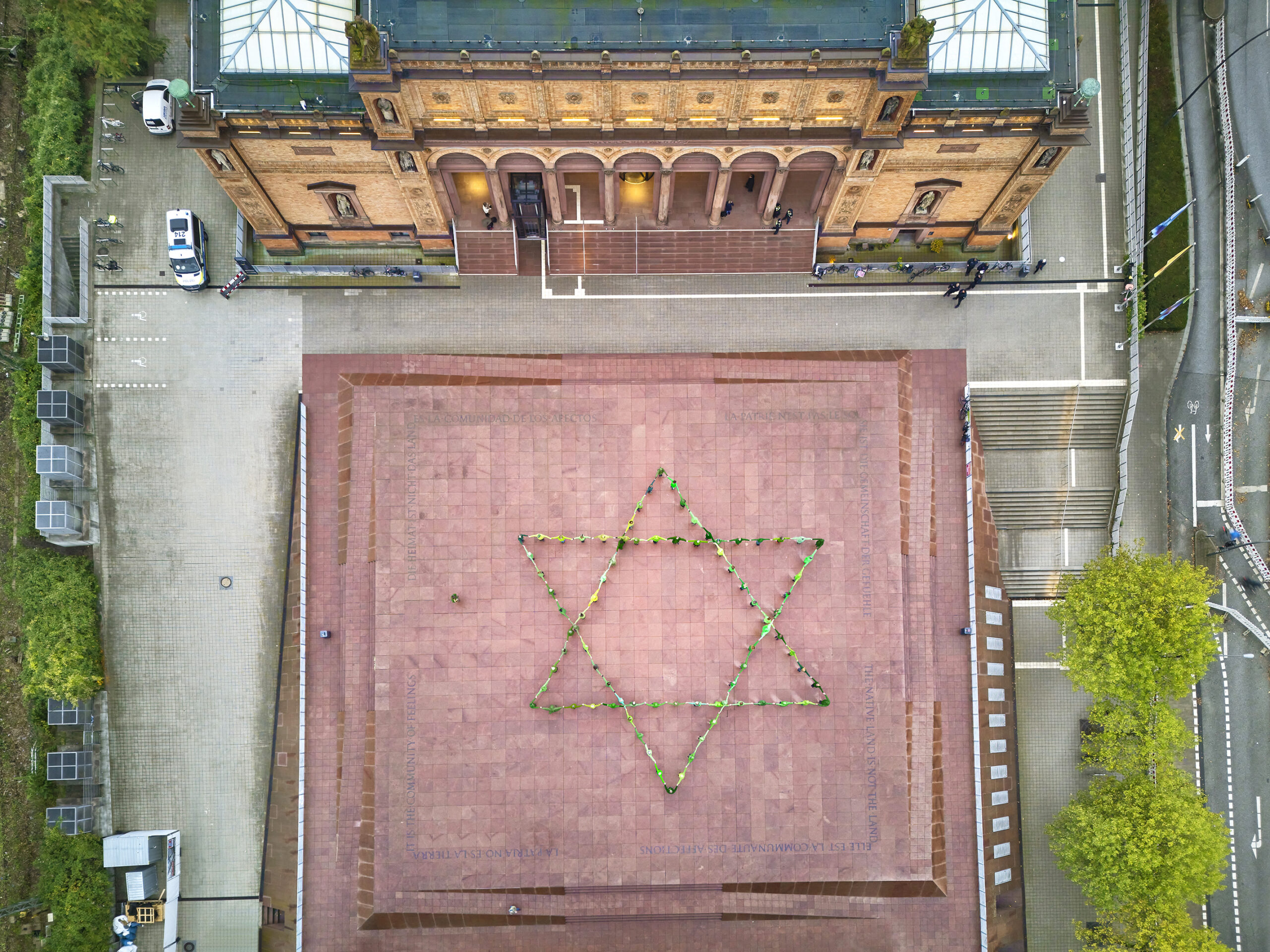 Menschlicher Davidstern vor der Kunsthalle