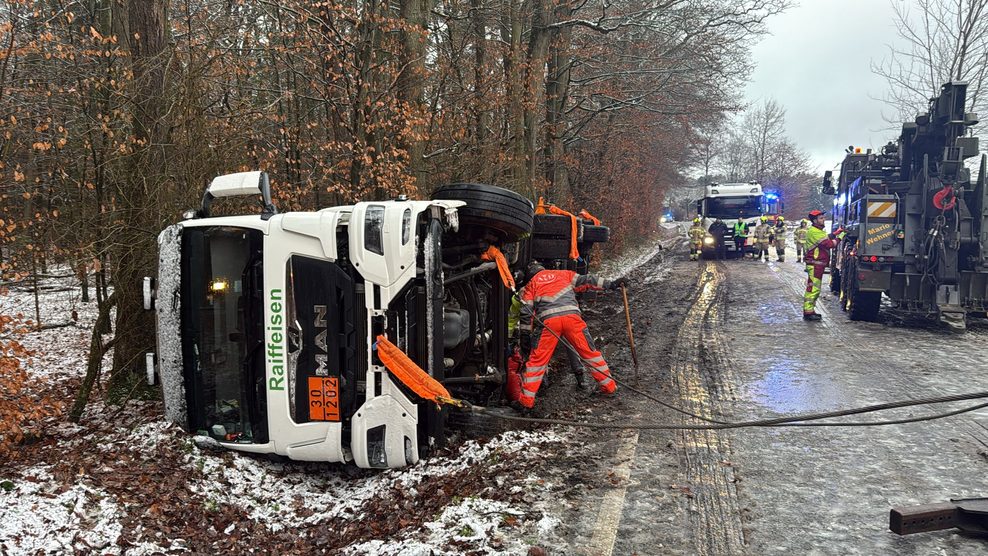 Mit Heizöl beladener Tanklaster verunglückt bei Mölln. Großeinsatz